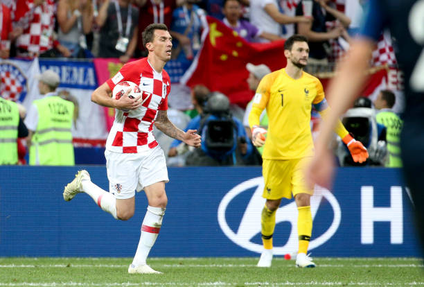 据目击者及 据目击者及